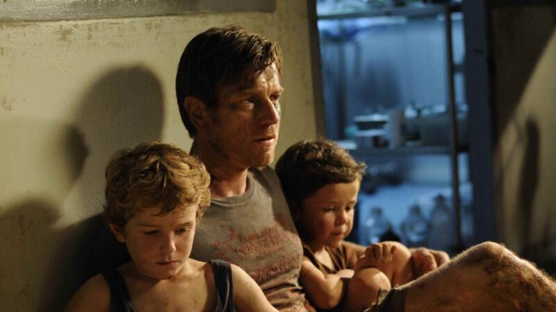 Sinopsis Film The Impossible 2012 - Henry, bersama kedua anaknya Thomas dan Simon